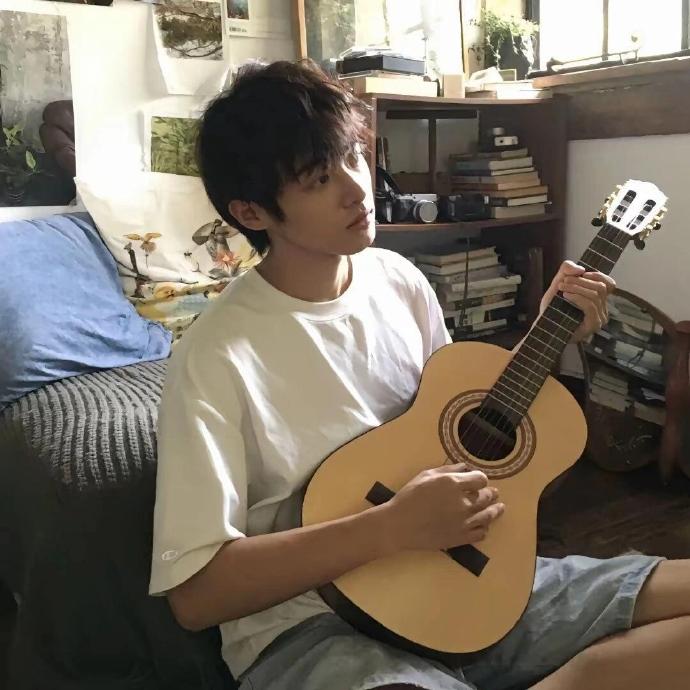 给人很阳光的头像男生(阳光男生头像设计)