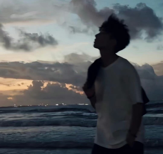 男生头像背影夕阳下(男生头像夕阳下的背影)